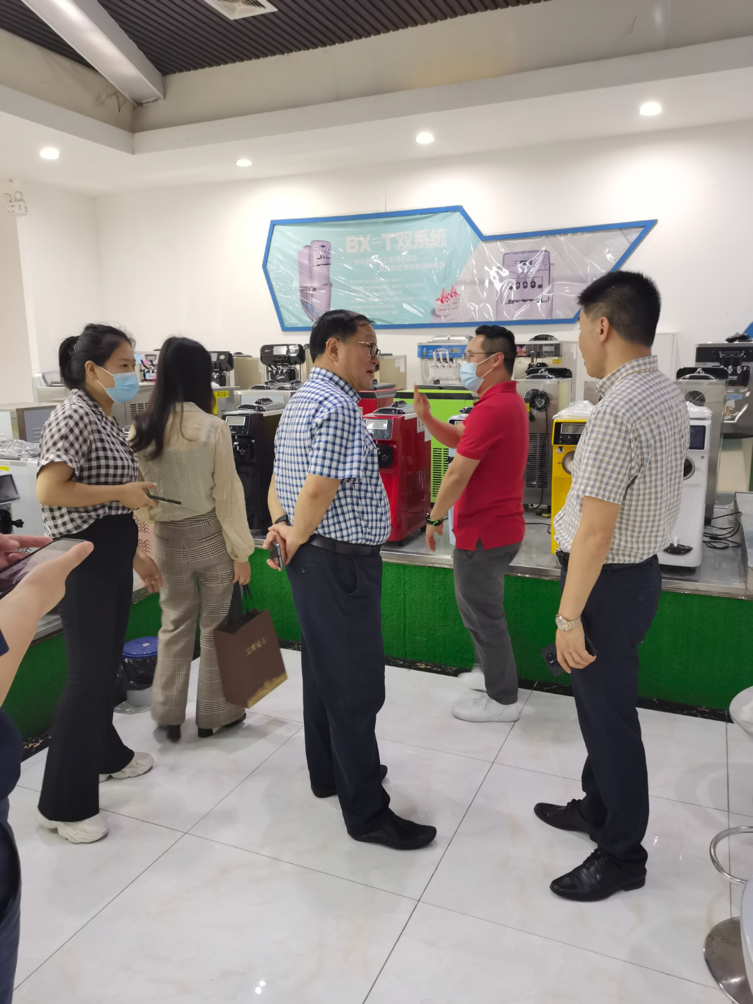参观冰淇淋机2.jpg 参观冰淇淋机2.jpg