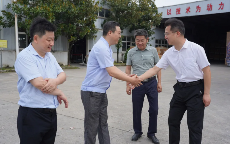 送清凉，嘱安全，情系一线暖人心咸安区委党政领导走访慰问高温下的湖北广绅电器股份有限公司